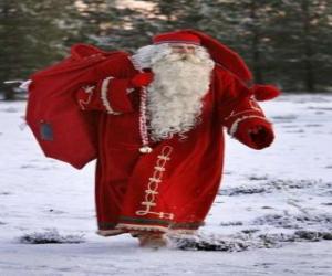 Puzzle Άγιος Βασίλης που μεταφέρουν οι μεγάλοι σάκοι των Χριστουγεννιάτικα δώρα στο δάσος